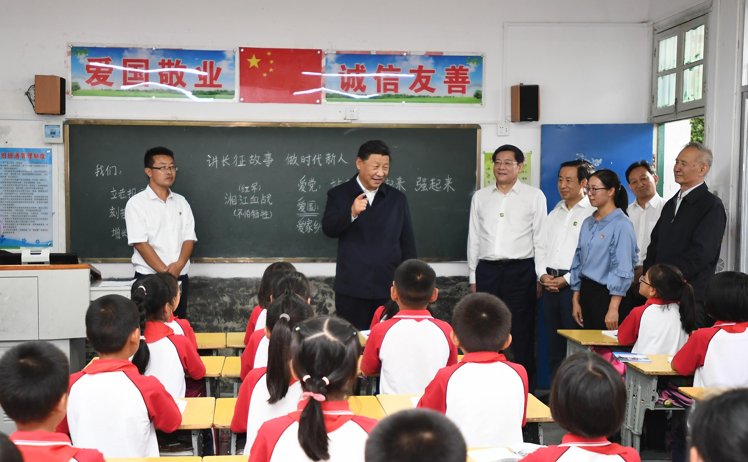 2020年9月16日，习近平总书记在湖南郴州汝城县文明瑶族乡第一片小学，同正在上思政课的同学们亲切交流。来源：新华社.jpg?x-oss-process=style/w10