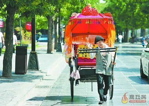 坐上人力车 欣赏古城景